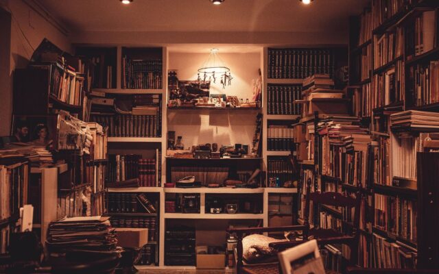 How to Design a Home Library: Shelving, Lighting, and Layout - featured