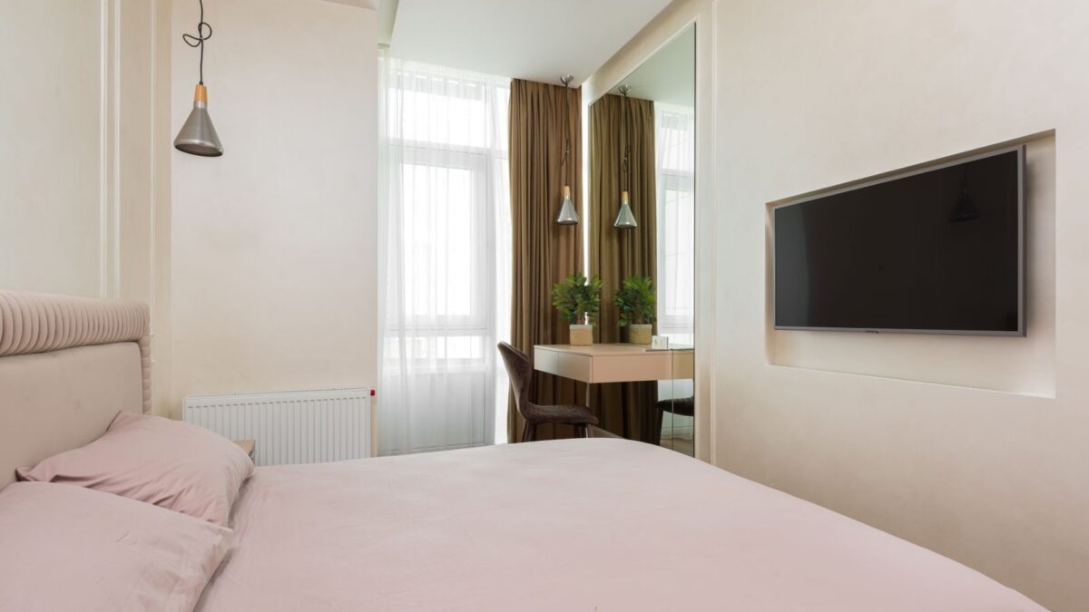 Simple Ways to Make a Small Bedroom Feel Bigger - featured